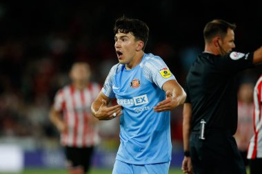 Luke O Nien #13 of Sunderland protests after the red card is issued to Dan Neil #24 of Sunderland  