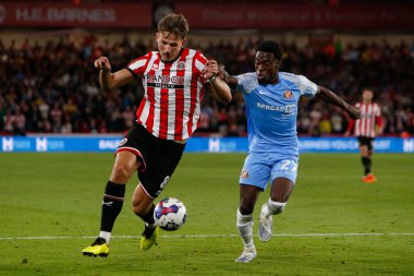 Sander Berge #8 of Sheffield United and Jay Matete #27 of Sunderland 