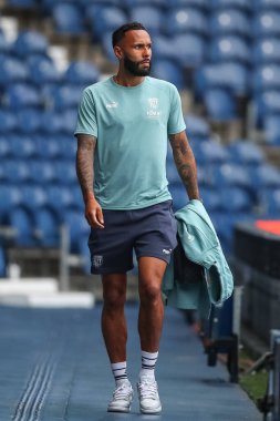 Kyle Bartley #5 of West Bromwich Albion arrives at the game ahead of kick off