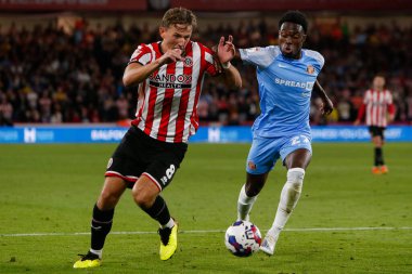 Sander Berge #8 of Sheffield United and Jay Matete #27 of Sunderland 