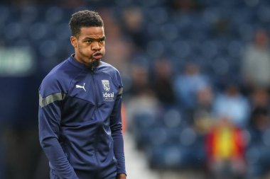Grady Diangana #11 of West Bromwich Albion warms up ahead of kick off