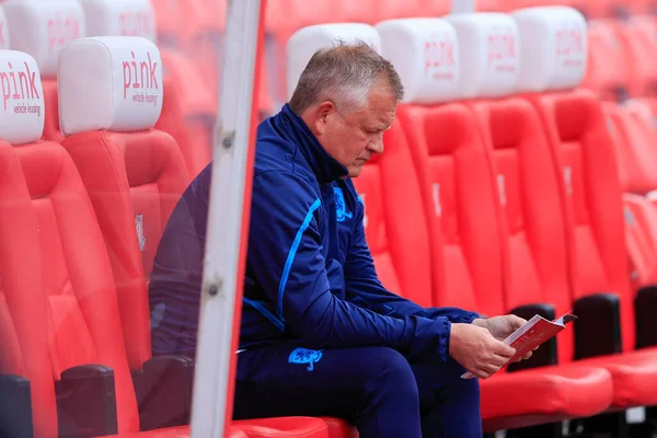 Chris Wilder Middlesbrough Manager Reads Match Day Programme Dug Out — Stockfoto
