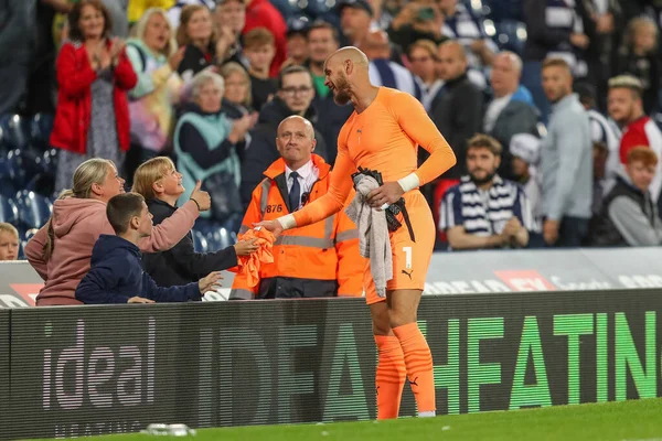 Dave Button West Bromwich Albion Gives His Shirt Young Fan — Foto Stock