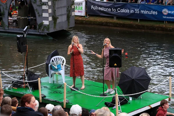 Hythe Duo Here Come Girls Seen Float Fete — Foto Stock