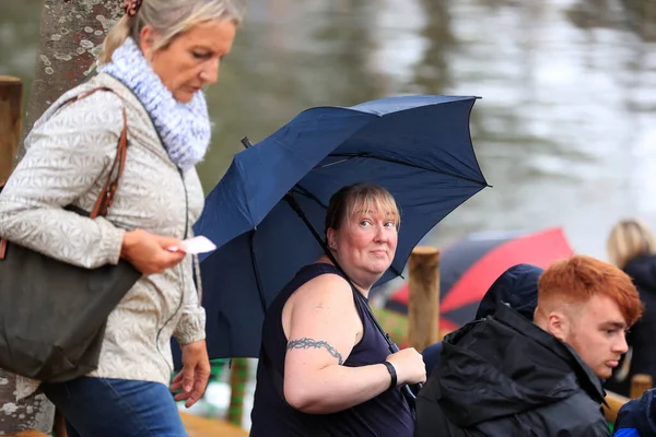 Members Crowd Take Shelter Umbrellas Rain Starts Fall — Stock Photo, Image