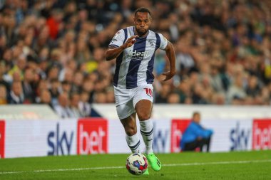 Matt Phillips #10 of West Bromwich Albion runs with the ball 