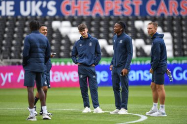 Luton Town Players inspect the pitch pre kick off