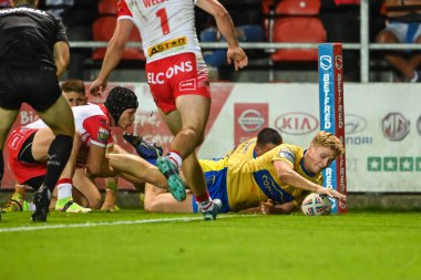 Will Tate #28 of Hull KR goes over for a try