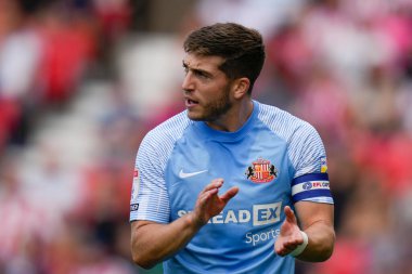 Lynden Gooch #11 of Sunderland shouts instructions