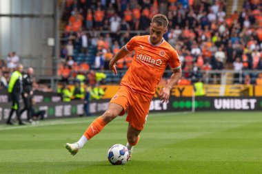 Jerry Yates #9 of Blackpool \controls the ball