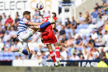 Sam Hutchinson #4 of Reading and Marcus Forss #21 of Middlesbrough challenge for the ball