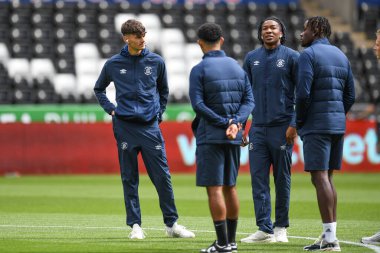 Luton Town Players inspect the pitch pre kick off