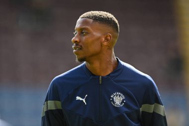 Marvin Ekpiteta #21 of Blackpool during the pre-game warmup