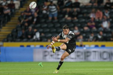 Will Smith #40 of Hull FC takes the kick-off