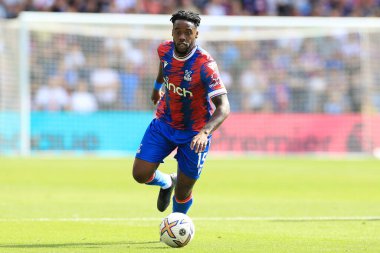 Jeffrey Schlupp of Crystal Palace dribbling with the ball.