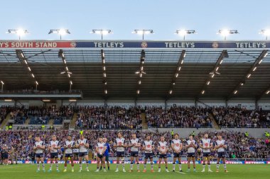 The Warrington Wolves team hold a minutes silence ahead of the game 