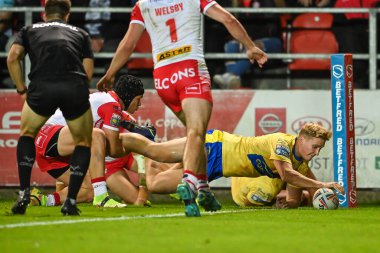 Will Tate #28 of Hull KR goes over for a try