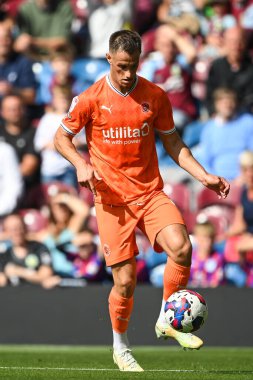 Jerry Yates #9 of Blackpool controls the ball