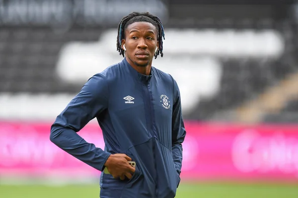 Gabriel Osho Inspects Pitch Pre Kick — Stockfoto