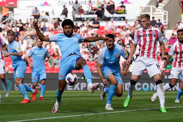 Ellis Simms Sunderland Beats Liam Delap Stoke City Cross — Foto Stock