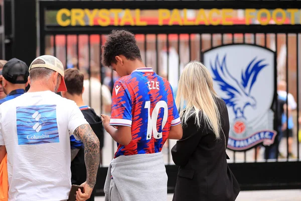 Crystal Palace Fan Eberechi Ezes Name His Shirt Waits Collect — Foto Stock