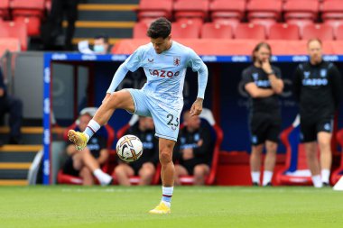 Philippe Coutinho of Aston Villa warms up prior to kick off. 