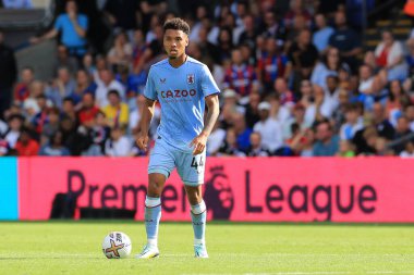 Boubacar Kamara of Aston Villa passing the ball. 