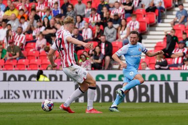 Corry Evans #4 of Sunderland crosses the ball under pressure from Connor Taylor #32 of Stoke City 