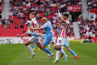Sam Clucas #7 of Stoke City competes for the ball with Alex Pritchard #21 of Sunderland 