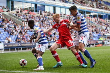 Duncan Watmore #18 of Middlesbrough is sandwiched between Junior Hoilett and Tom McIntyre #5 of Reading 