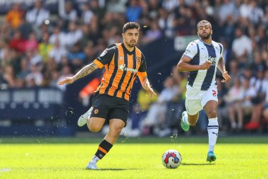 Ozan Tufan #7 of Hull City runs with the ball 