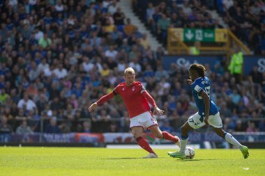 Joe Worrall #4 of Nottingham Forest keeps a close eye on Alex Iwobi #17 of Everton 