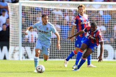 Emi Buenda of Aston Villa dribbling with the ball. 