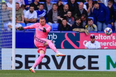 David Stockdale #31 of Sheffield Wednesday clears the ball upfield