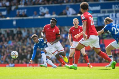 Orel Mangala #5 of Nottingham Forest cuts through the Everton midfield
