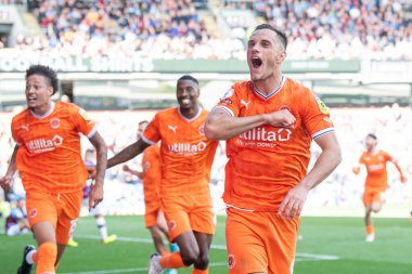 Jerry Yates #9 of Blackpool celebrates his goal to make it 3-3