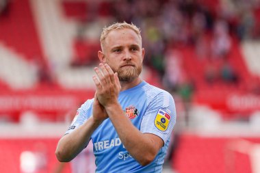 Alex Pritchard #21 of Sunderland salutes the fans after the match