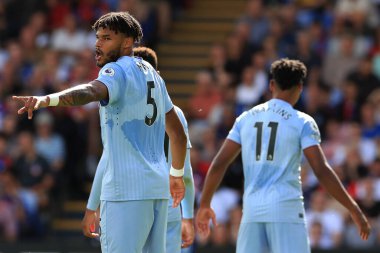 Tyrone Mings of Aston Villa directs his defence. 