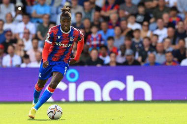 Wilfried Zaha of Crystal Palace dribbling with the ball.