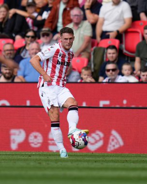 Jordan Thompson #15 of Stoke City passes the ball
