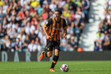 Jacob Greaves #4 of Hull City runs with the ball 