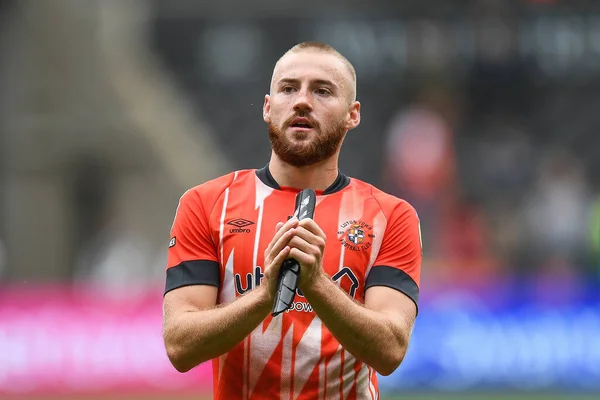 Allan Campbell Luton Town Applauds Travelling Supporters — Stockfoto