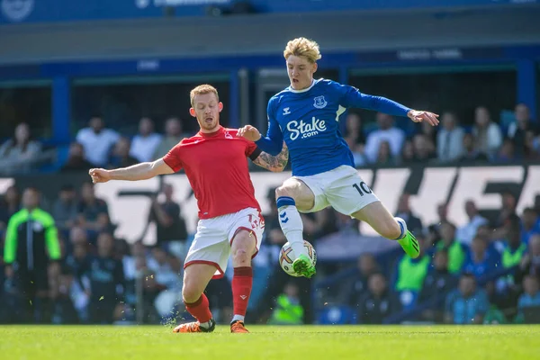 Lewis OBrien #14 of Nottingham Forest battles with Everton #10 Anthony Gordon  