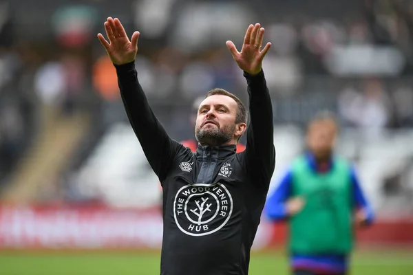 Nathan Jones Manager Luton Town Salutes Travelling Supporters — Foto Stock