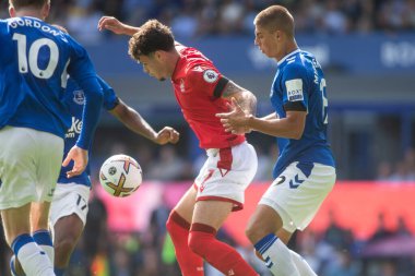 Neco Williams #7 of Nottingham Forest looks to win the ball under pressure from the Everton players