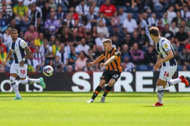 Regan Slater #27 of Hull City passes the ball 