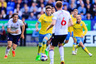 Josh Windass #11 of Sheffield Wednesday runs into attack