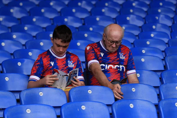 Crystal Palace Fans Reading Match Day Programme — ストック写真