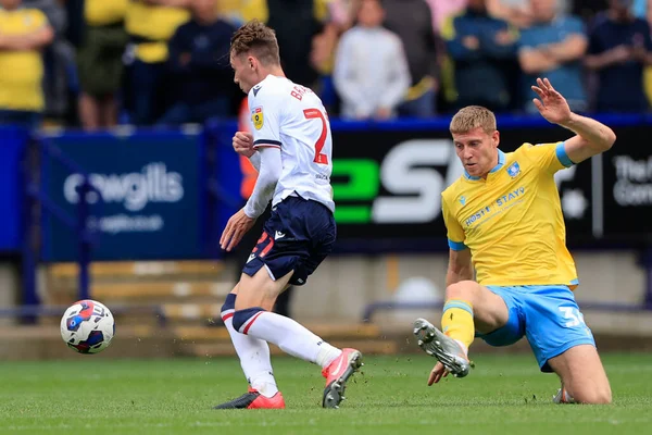 Mark Mcguiness Sheffield Wednesday Tries Tackle Conor Bradley Bolton Wanderers — Stockfoto