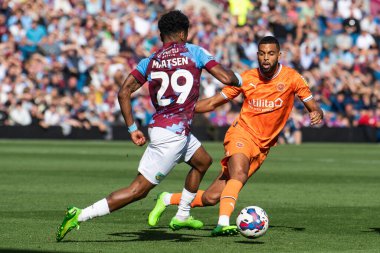 CJ Hamilton #22 of Blackpool and Ian Maatsen (29) of Burnley battle for the ball